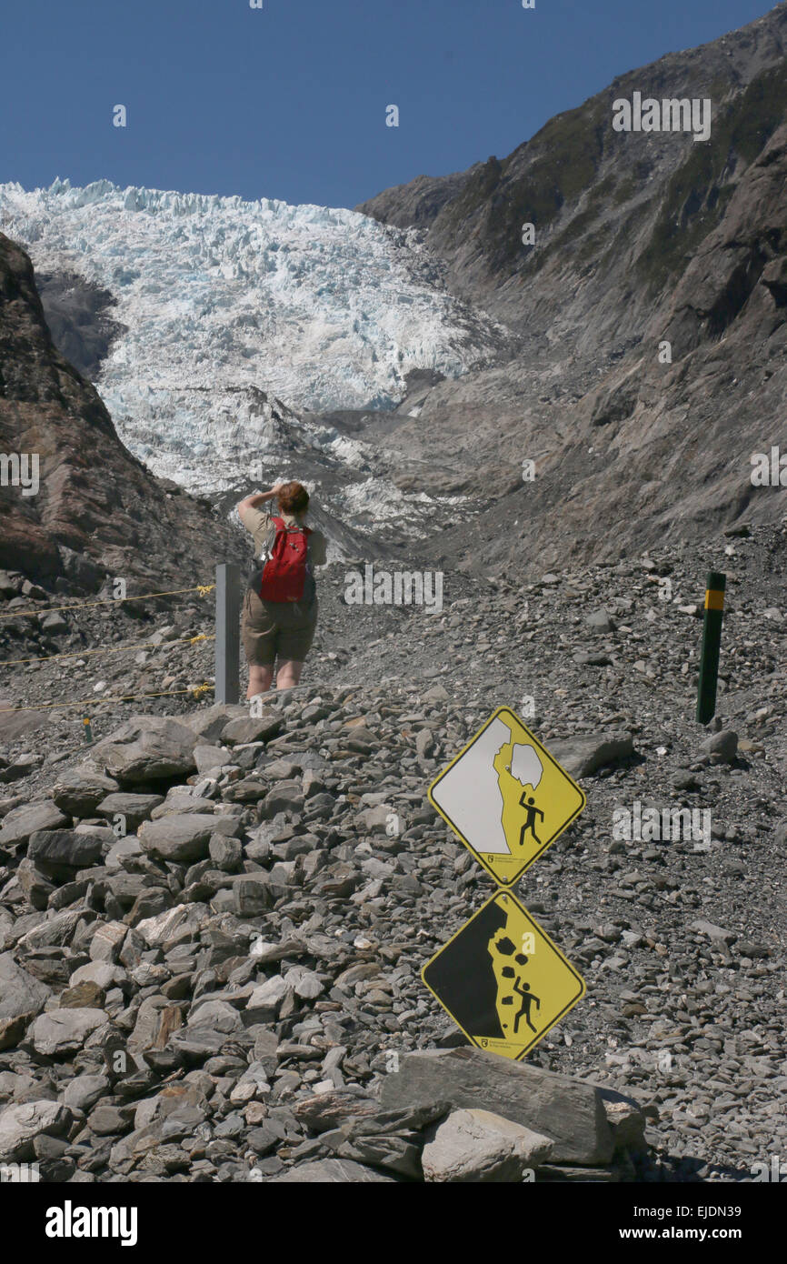 Des panneaux de mise en garde les touristes de glace et de roche tombant au danger de Franz Josef Glacier Nouvelle Zélande Banque D'Images