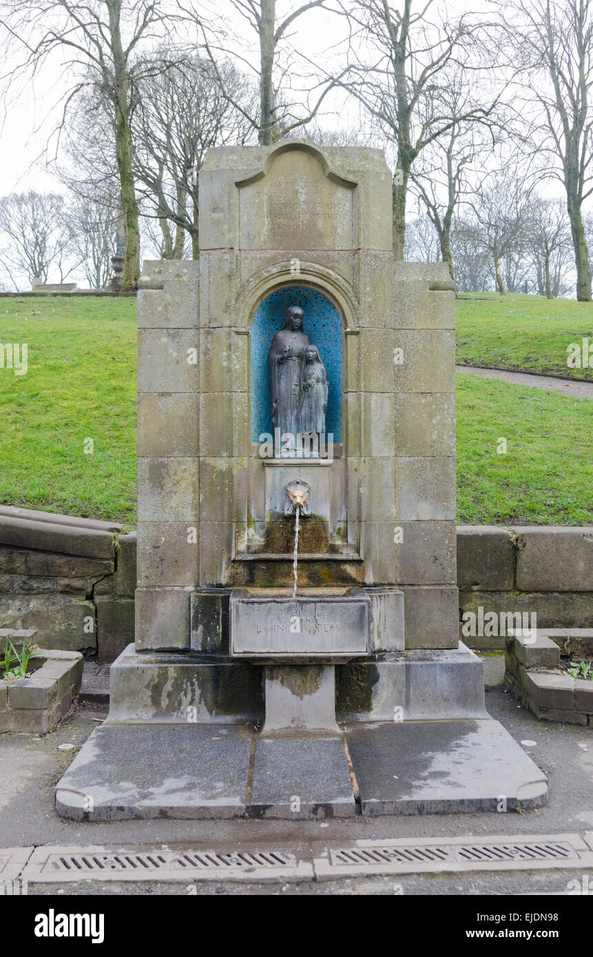 St Ann's bien dans la ville thermale de Buxton Derbyshire est alimenté par une source géothermique et l'eau est embouteillée et vendue Banque D'Images