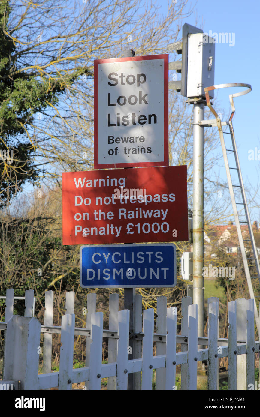 Signes et avertissements à un passage dans le seigle dans l'East Sussex Banque D'Images