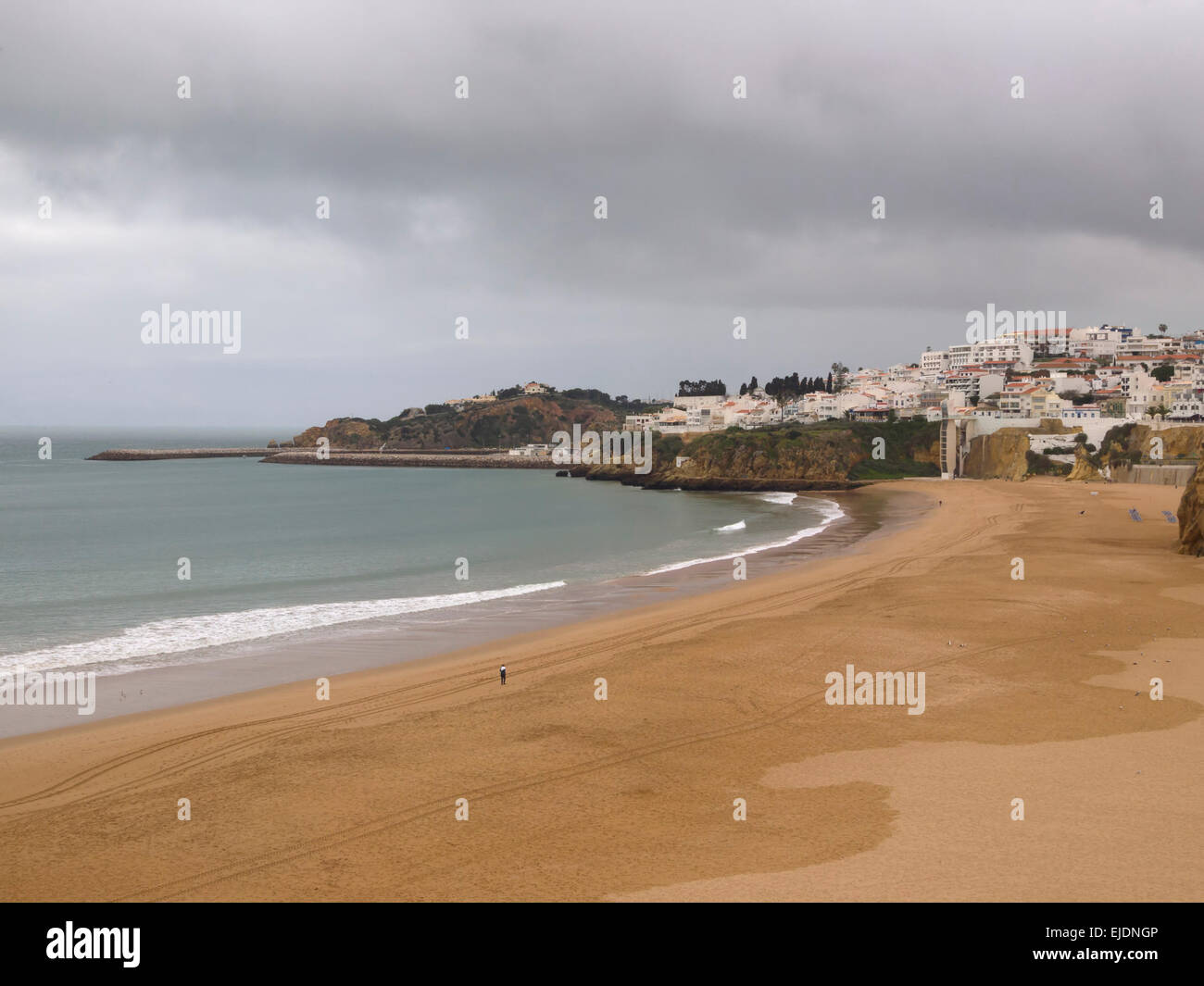 Personne de marcher seul sur une plage déserte en hiver à Albufeira, Algarve, Portugal, Europe Banque D'Images