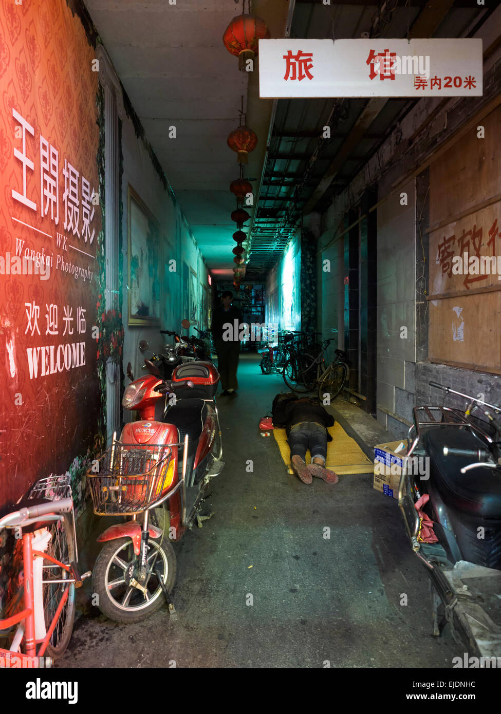 Personne sans-abri dort sur les rues de Shanghai, Chine Banque D'Images