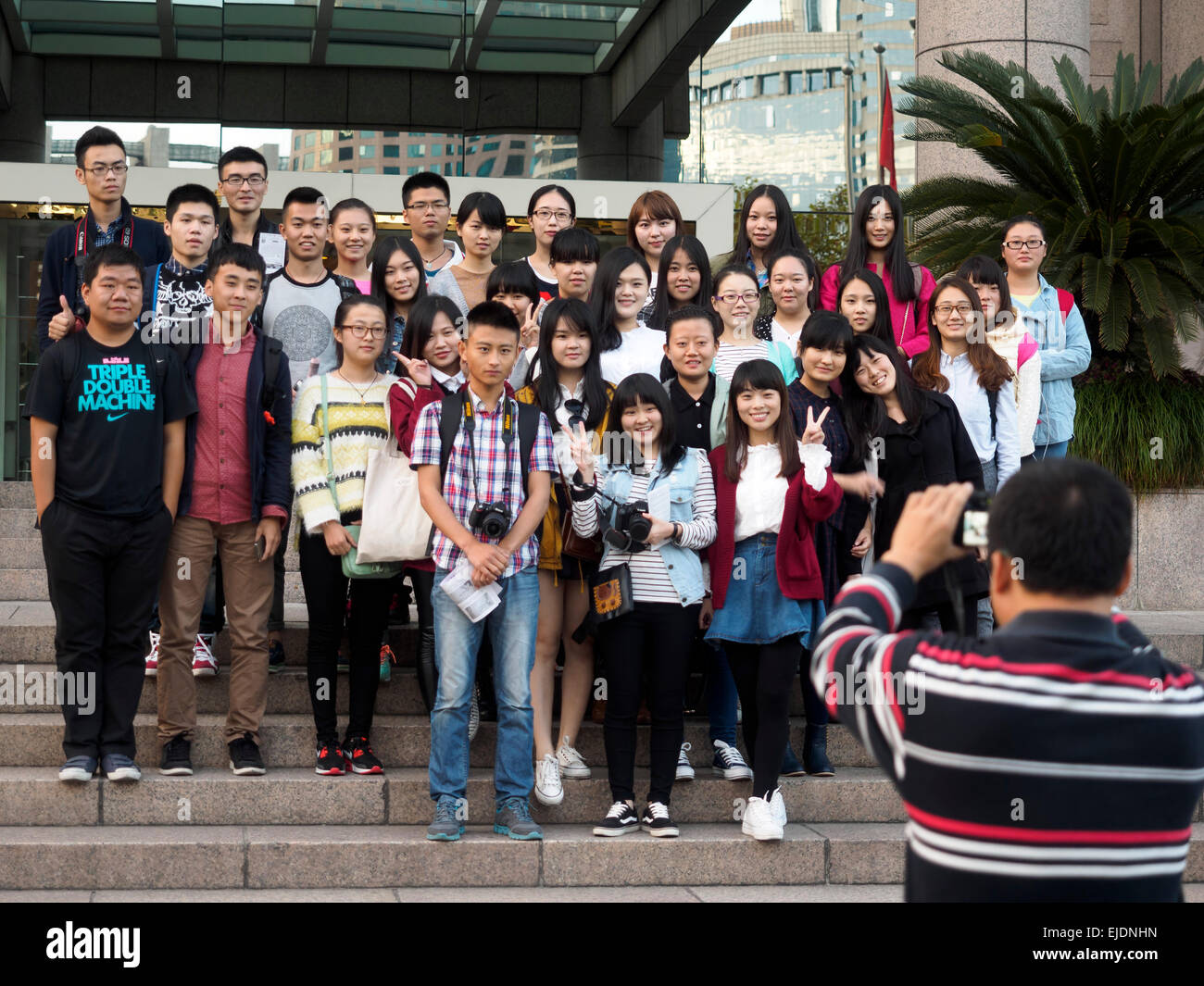 Les adolescents asiatiques posant pour une photo de groupe Banque D'Images