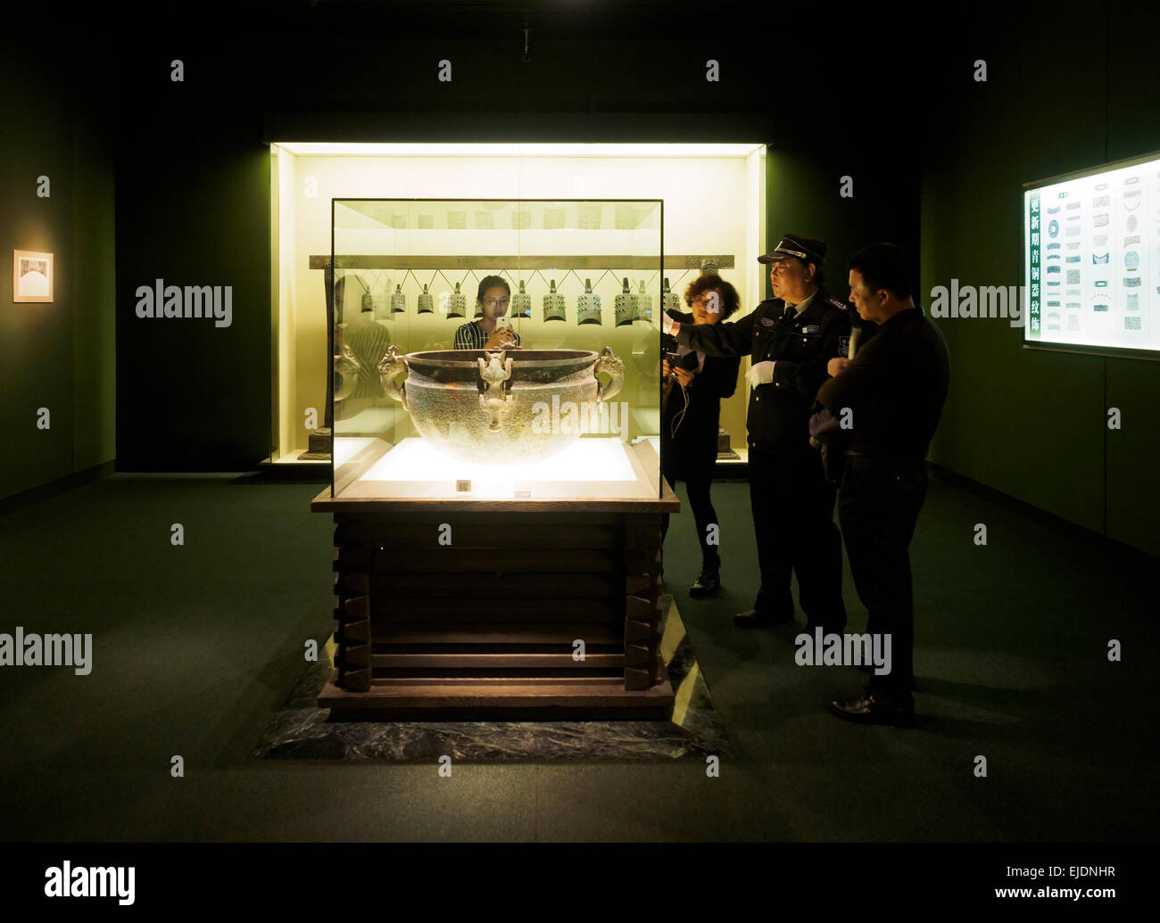 Guide expliquant un morceau pour les touristes visitant la galerie de bronze de la Chine ancienne au Musée de Shanghai, Shanghai, Chine Banque D'Images