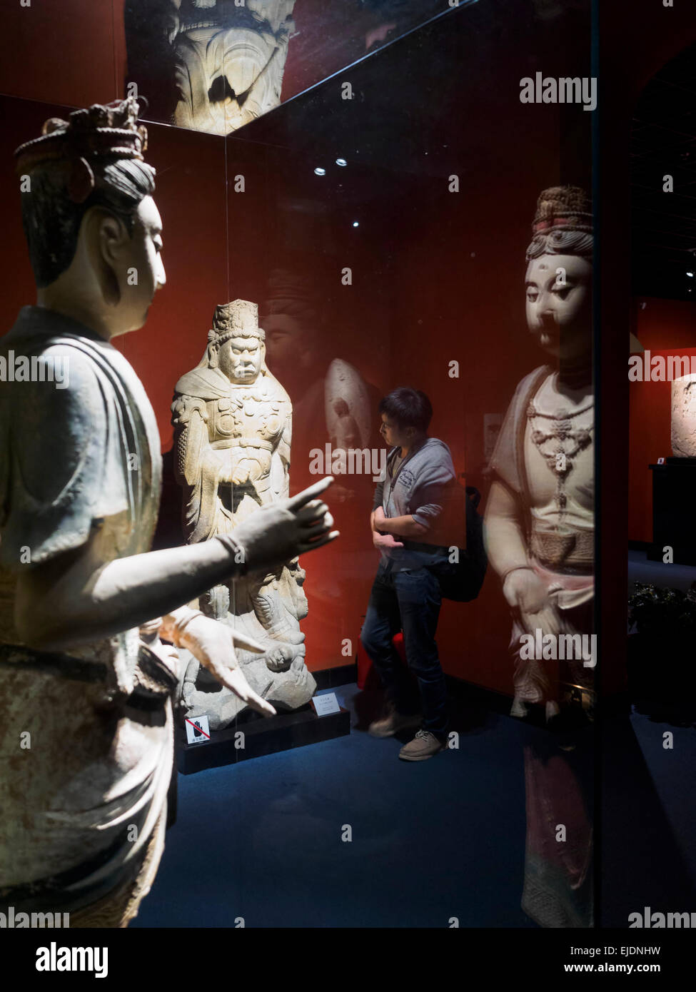 Personne qui visite la galerie d'anciennes sculptures chinoises au Musée de Shanghai, Shanghai, Chine Banque D'Images