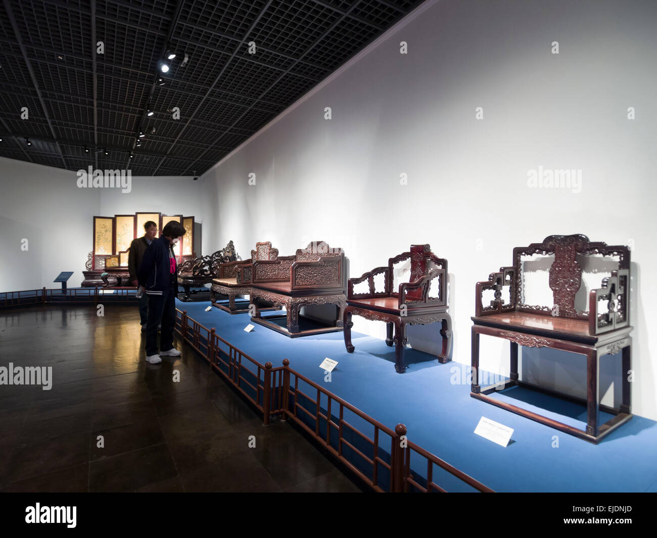 Les personnes qui visitent la galerie de meubles chinois dans la région de Ming et Qing au Musée de Shanghai, Shanghai, Chine Banque D'Images