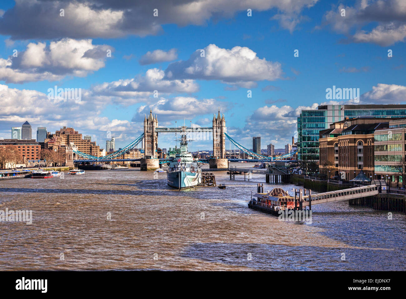 Le HMS Belfast sur la Tamise, et le Tower Bridge, Londres. Banque D'Images