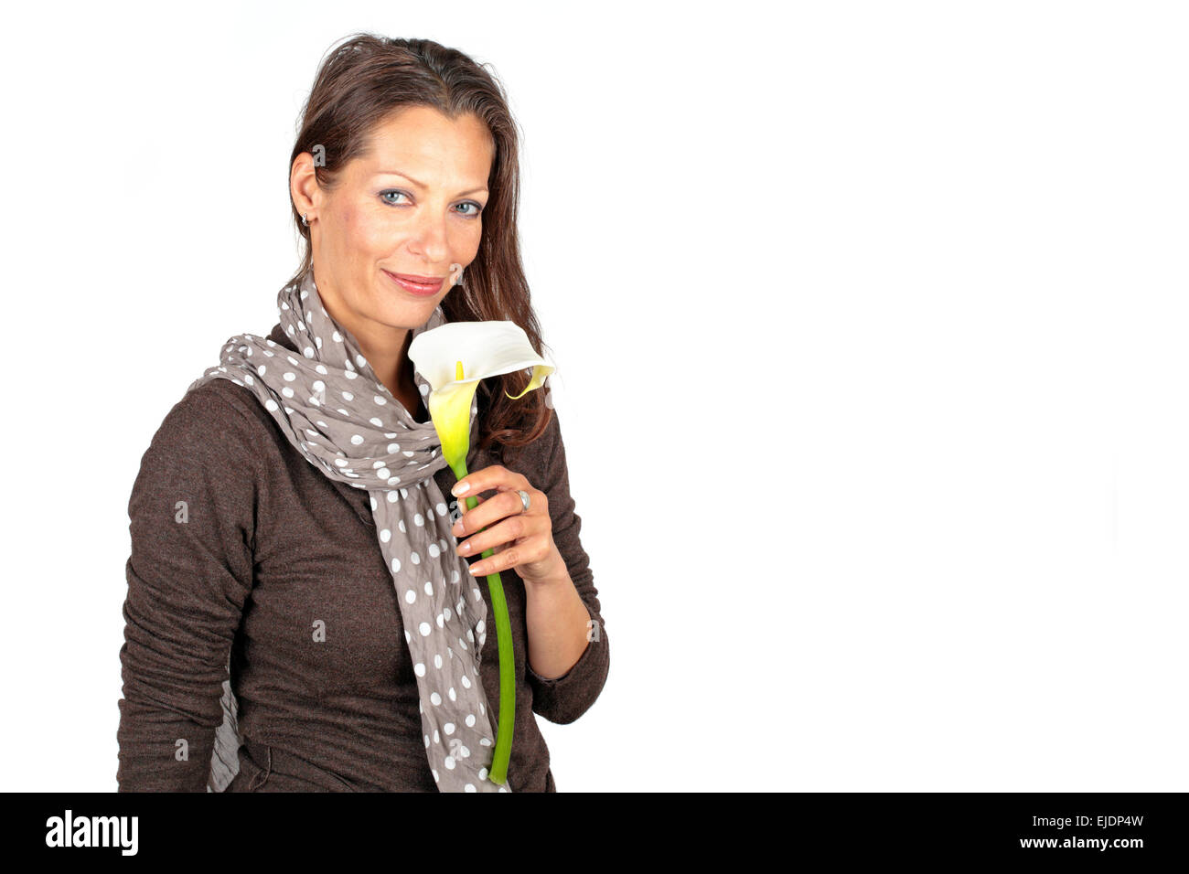 Belle femme mature avec une floraison de fleurs cala Banque D'Images Belle femme mature avec une floraison de fleurs cala Banque D'Images