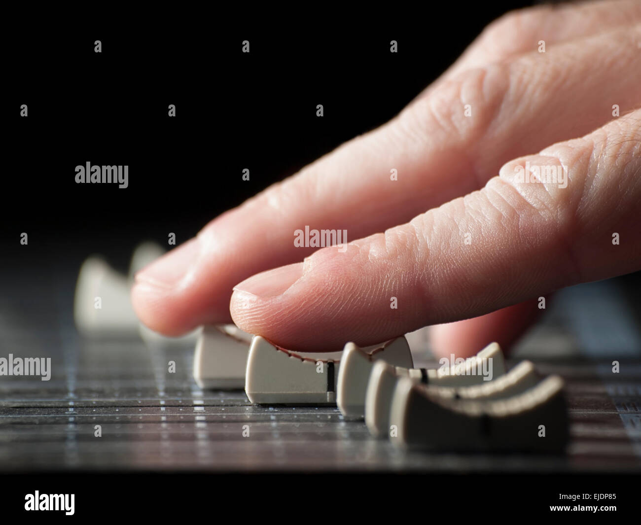 Déménagement à main faders de la console de mixage, pour la musique, son, thèmes divertissement Banque D'Images