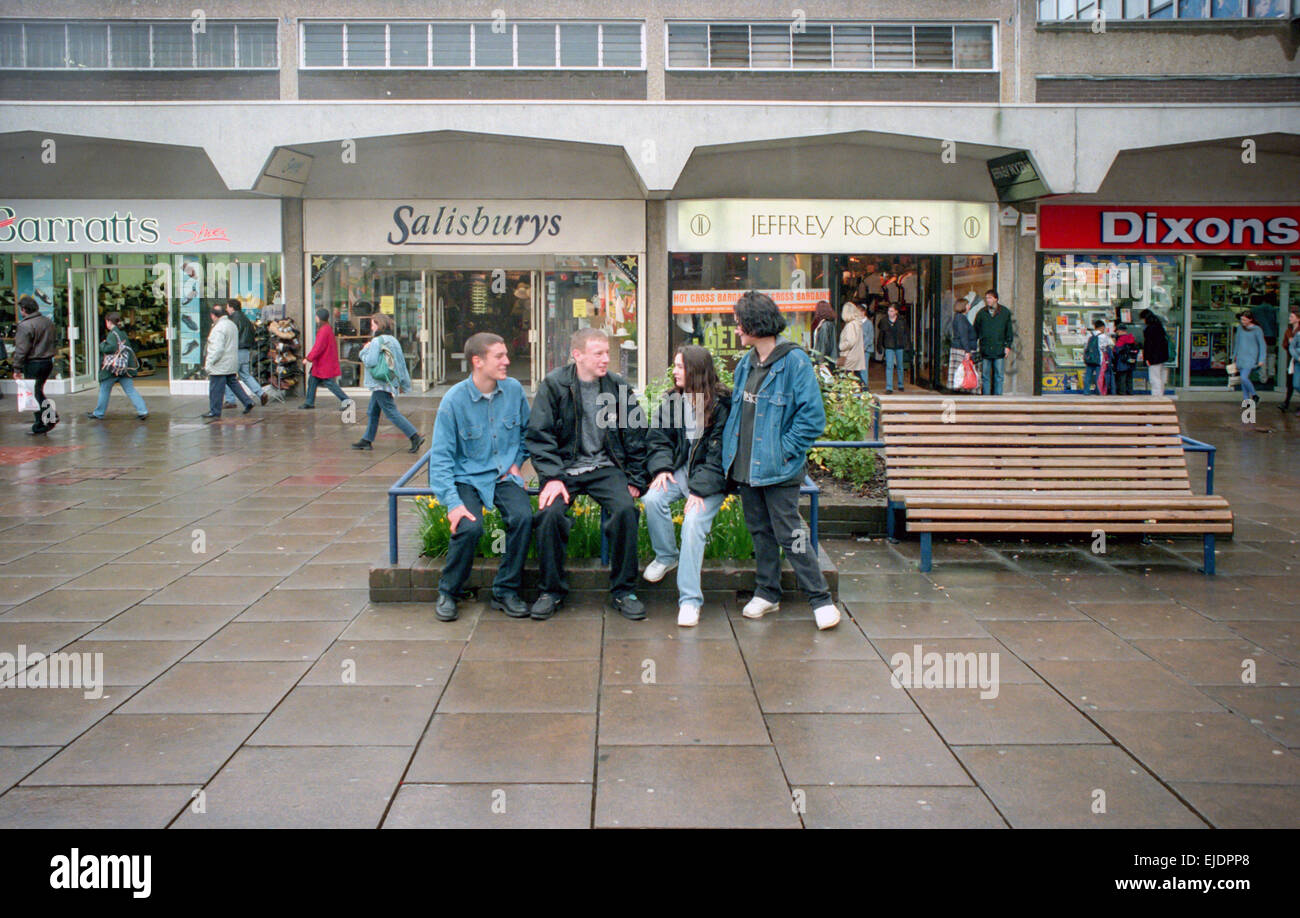 Les adolescents dans Brighton Churchill Square. Banque D'Images