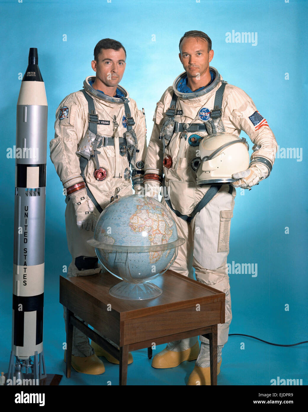 Gemini X premier équipage était composé des astronautes John W. Young (à gauche), pilote de commande, et Michael Collins, pilote. Banque D'Images