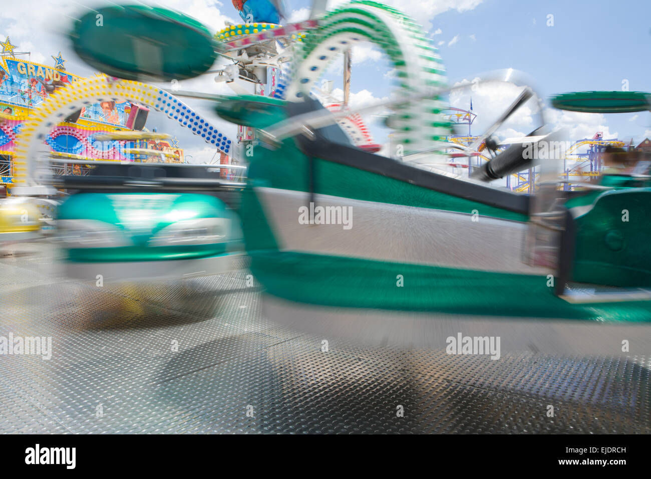 Zig-zag vert parc d'attraction. Slow motion shot, Cordoue, Espagne Banque D'Images