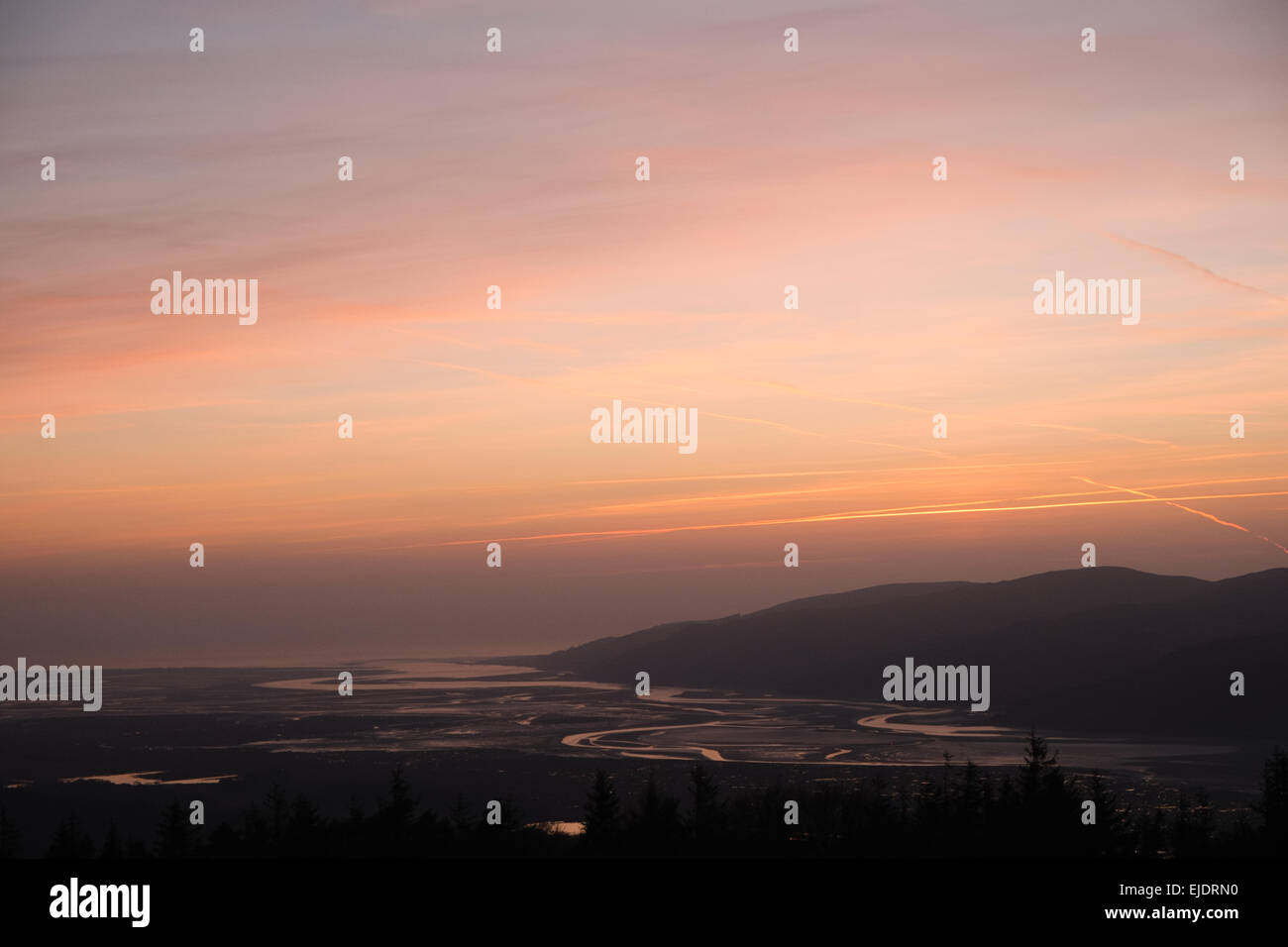 L'estuaire de la rivière Dyfi et Aberdyfi/Aberdovey village à bouche au coucher du soleil, le coucher du soleil de Dragon Rock, colline au-dessus du village de four. Banque D'Images