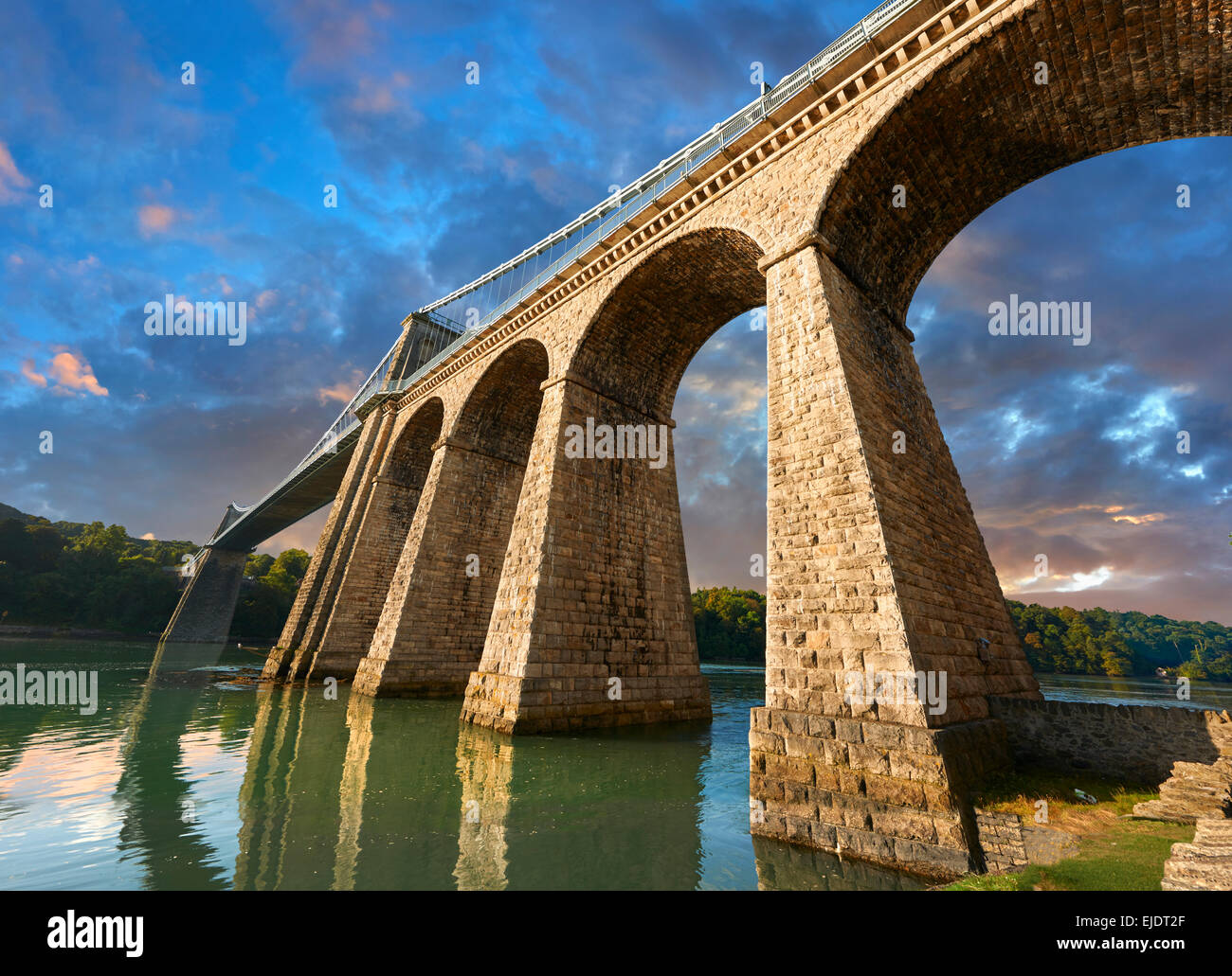 Pont suspendu de Menai, achevée en 1826, la traversée du détroit de Menai entre l'île d'Anglesey et de la partie continentale du pays de Galles Banque D'Images