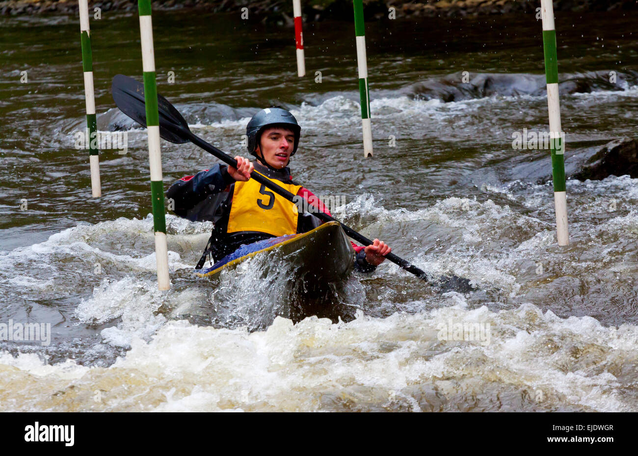 Concurrent masculin dans une course de slalom en canoë à Matlock Bath sur la rivière Derwent dans le Peak District Derbyshire Dales England UK Banque D'Images