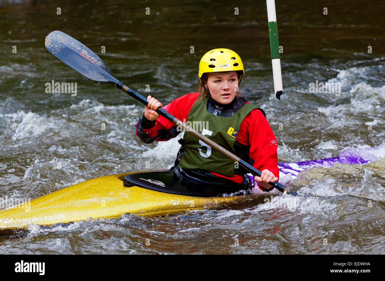 Concurrent de sexe féminin dans une course de slalom en canoë à Matlock Bath sur la rivière Derwent dans le Peak District Derbyshire Dales England UK Banque D'Images