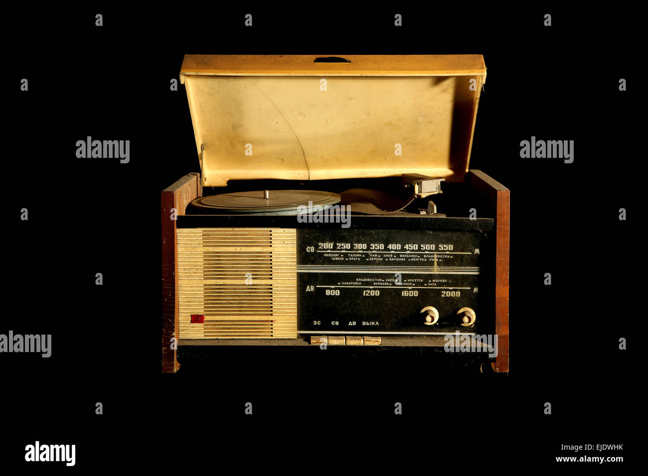 Vintage radio et lecteur de musique disque vinyle isolé sur fond noir de la propagande russe de rapports Banque D'Images