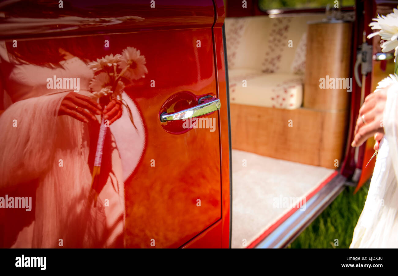 Un rouge lumineux VW bus camping car prêt pour un mariage. Banque D'Images