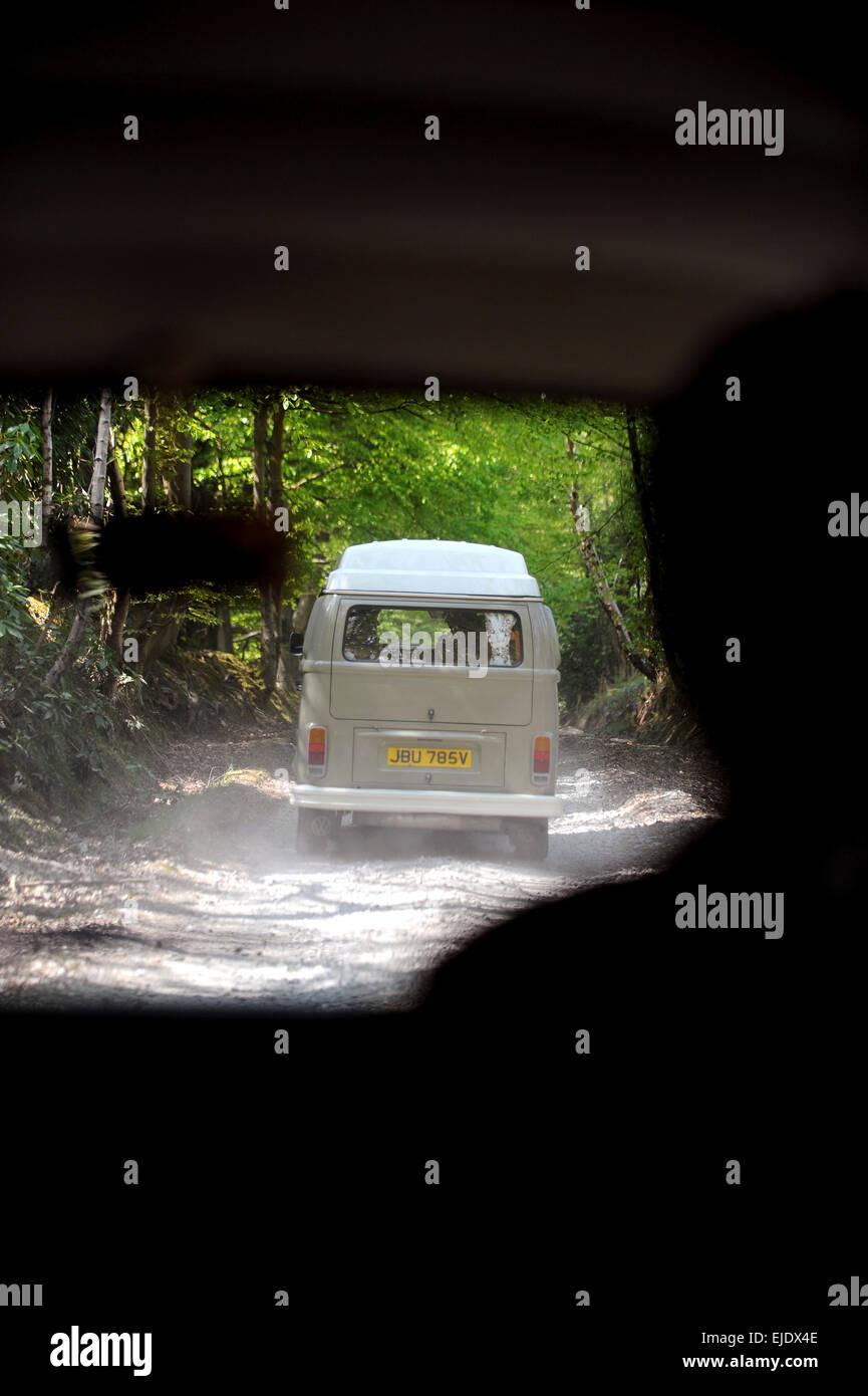 Un bus Volkswagen Camping-ion a country lane dans l'East Sussex vue de l'intérieur d'un deuxième camping-bus. Banque D'Images
