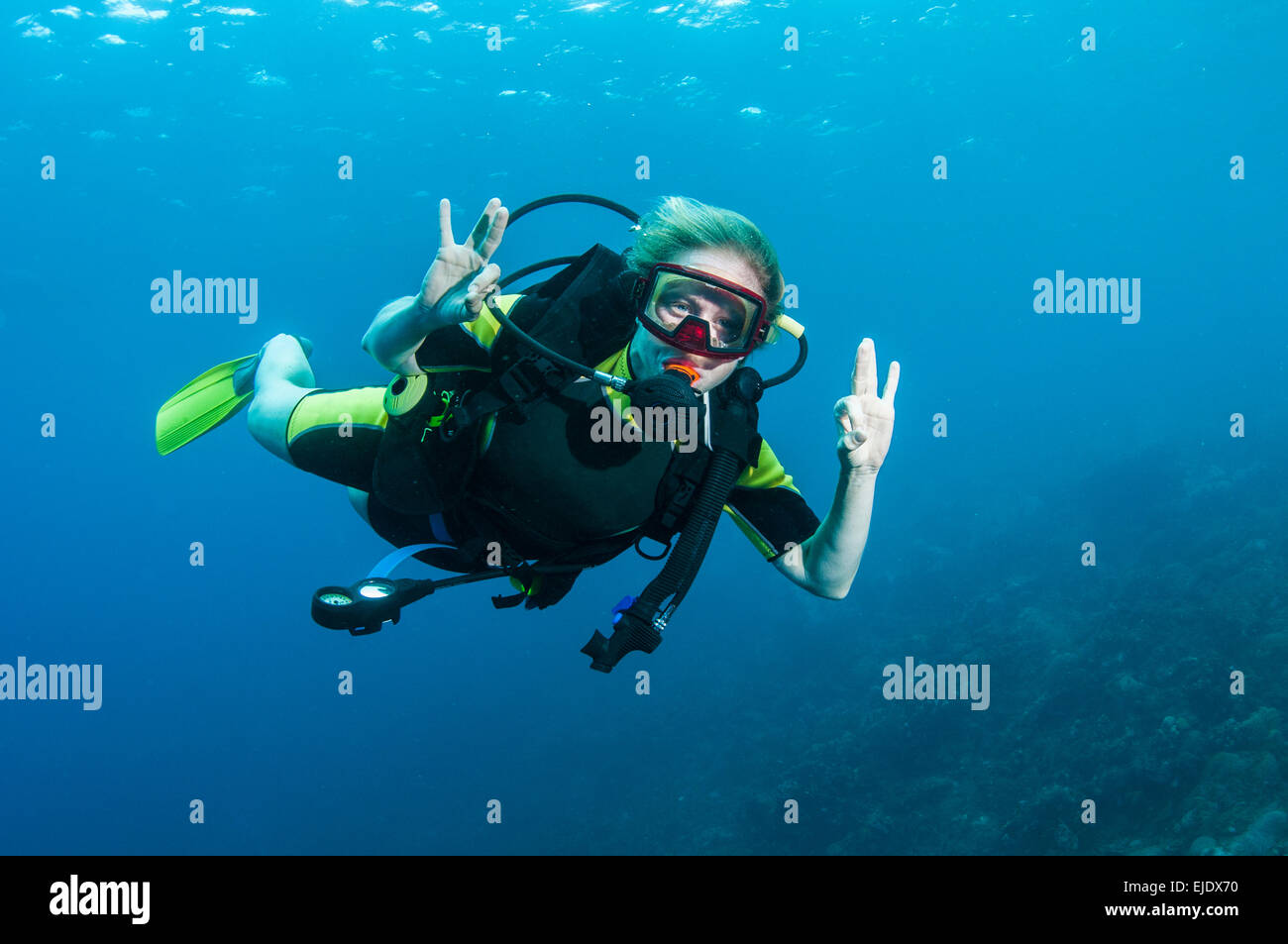 Un plongeur donne l 'OK' pour l'appareil photo, Sainte-Lucie. Banque D'Images