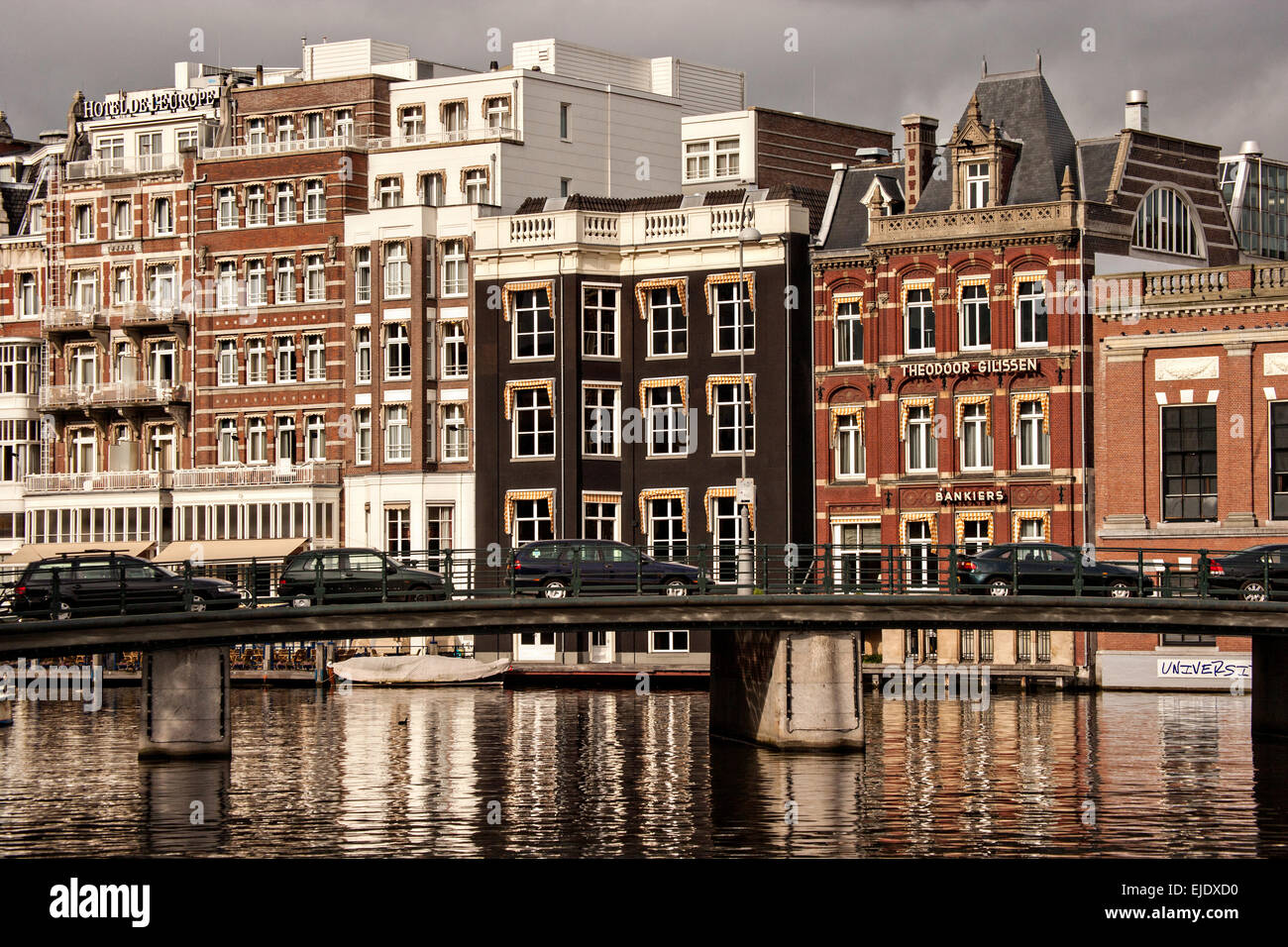 La rivière Amstel et Halvemaansbrug bridge à Amsterdam. Banque D'Images