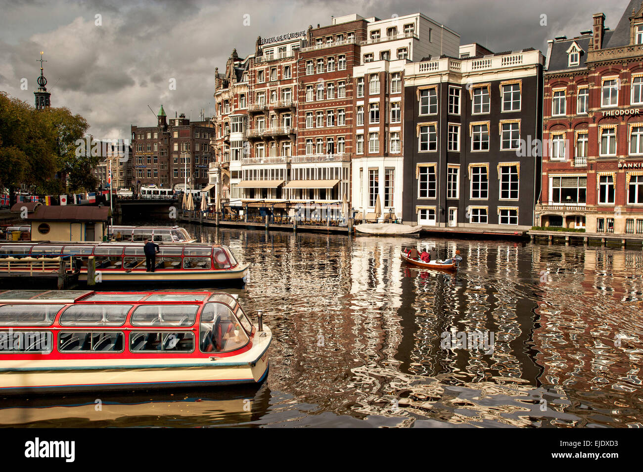 Des bateaux touristiques le long de la rivière Amstel, à Amsterdam. Banque D'Images