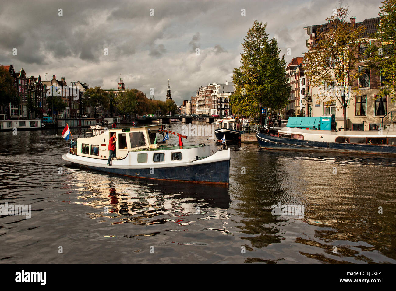Un bateau se déplaçant le long de la rivière Amstel, à Amsterdam. Banque D'Images