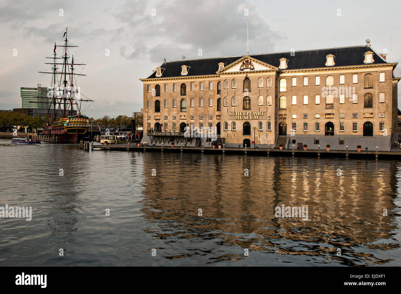 Le Musée National de la marine ou de Scheepvaart et réplique de l'Amsterdam, un navire qui navigue entre les Pays-Bas et les Indes orientales d'Amsterdam. Banque D'Images