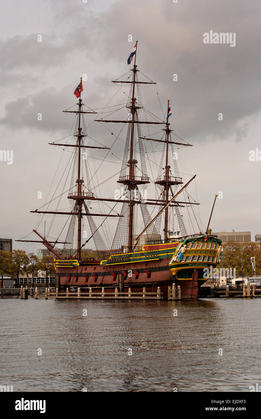 Réplique de l'Amsterdam, un navire qui navigue entre les Pays-Bas et les Indes orientales au National Maritime Museum ou Scheepvaart à Amsterdam. Banque D'Images