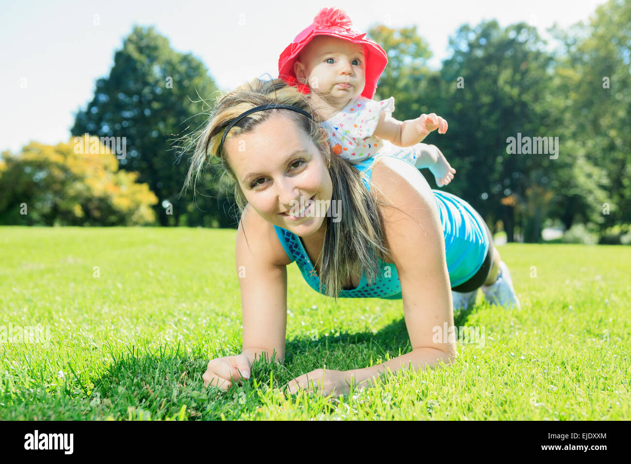 La formation d'une mère avec bébé un jour d'été Banque D'Images