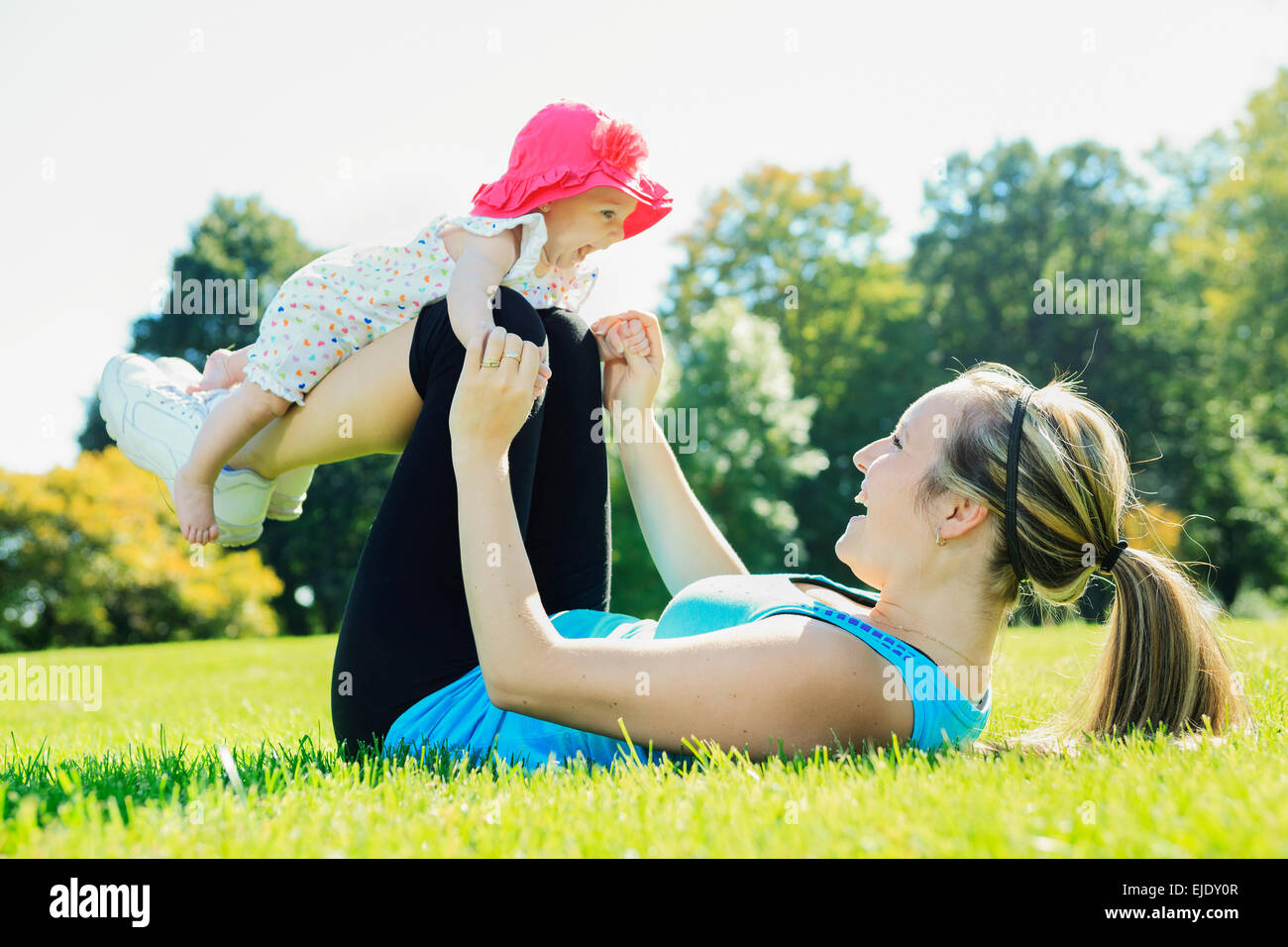 La formation d'une mère avec bébé un jour d'été Banque D'Images