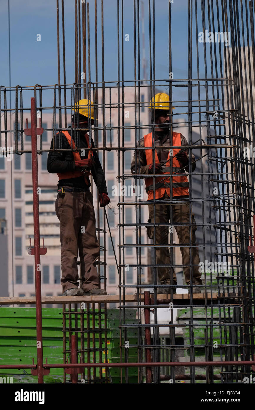 Les travailleurs arabes dans un chantier de construction à Jérusalem Israël Banque D'Images