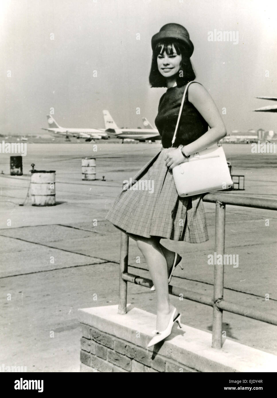 ASTRUD GILBERTO Brazilian samba et la bossa nova singer à l'aéroport de Heathrow en juin 1965 Banque D'Images