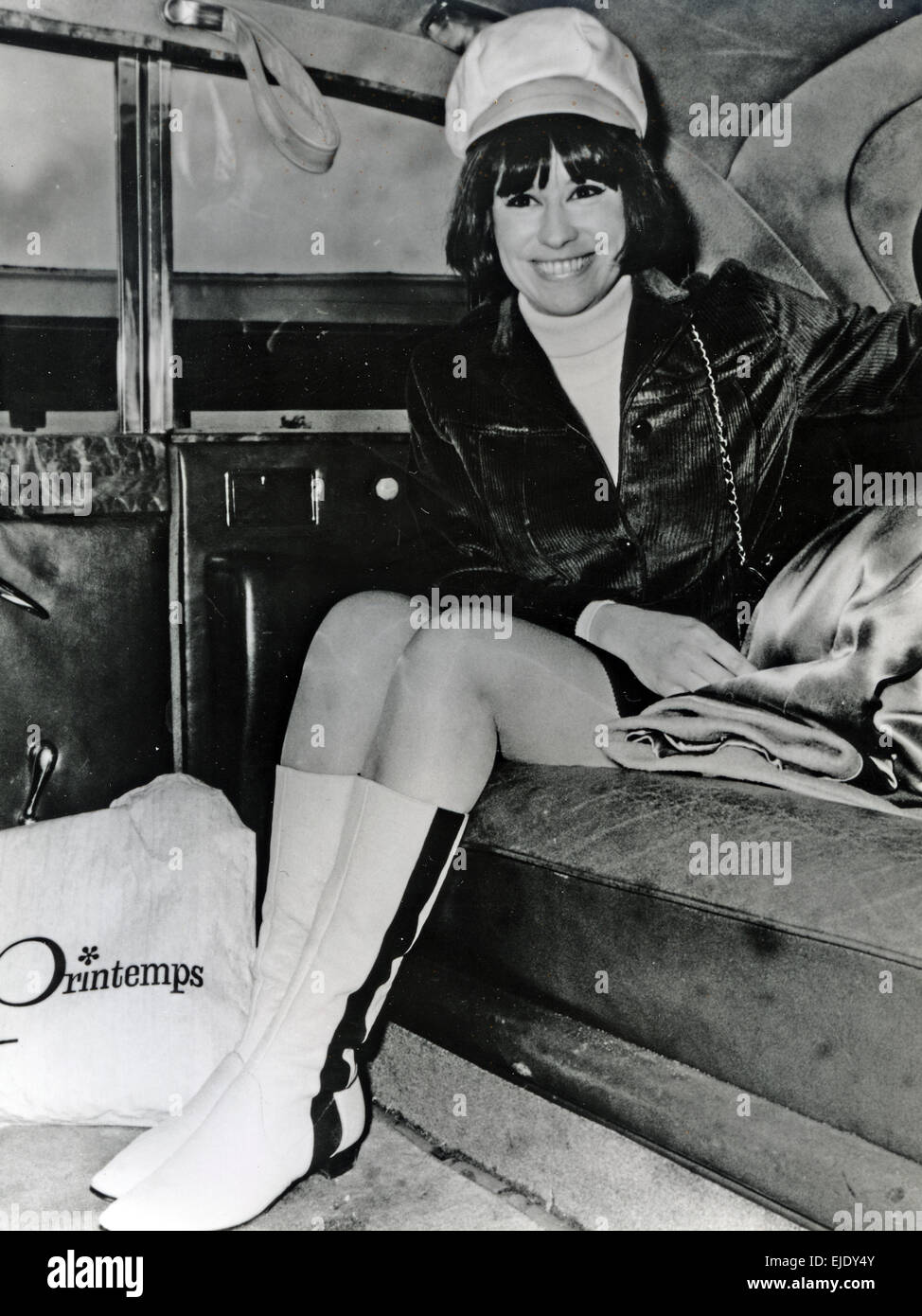 ASTRUD GILBERTO Brazilian samba et la bossa nova singer à l'aéroport de Heathrow en juin 1965 Banque D'Images