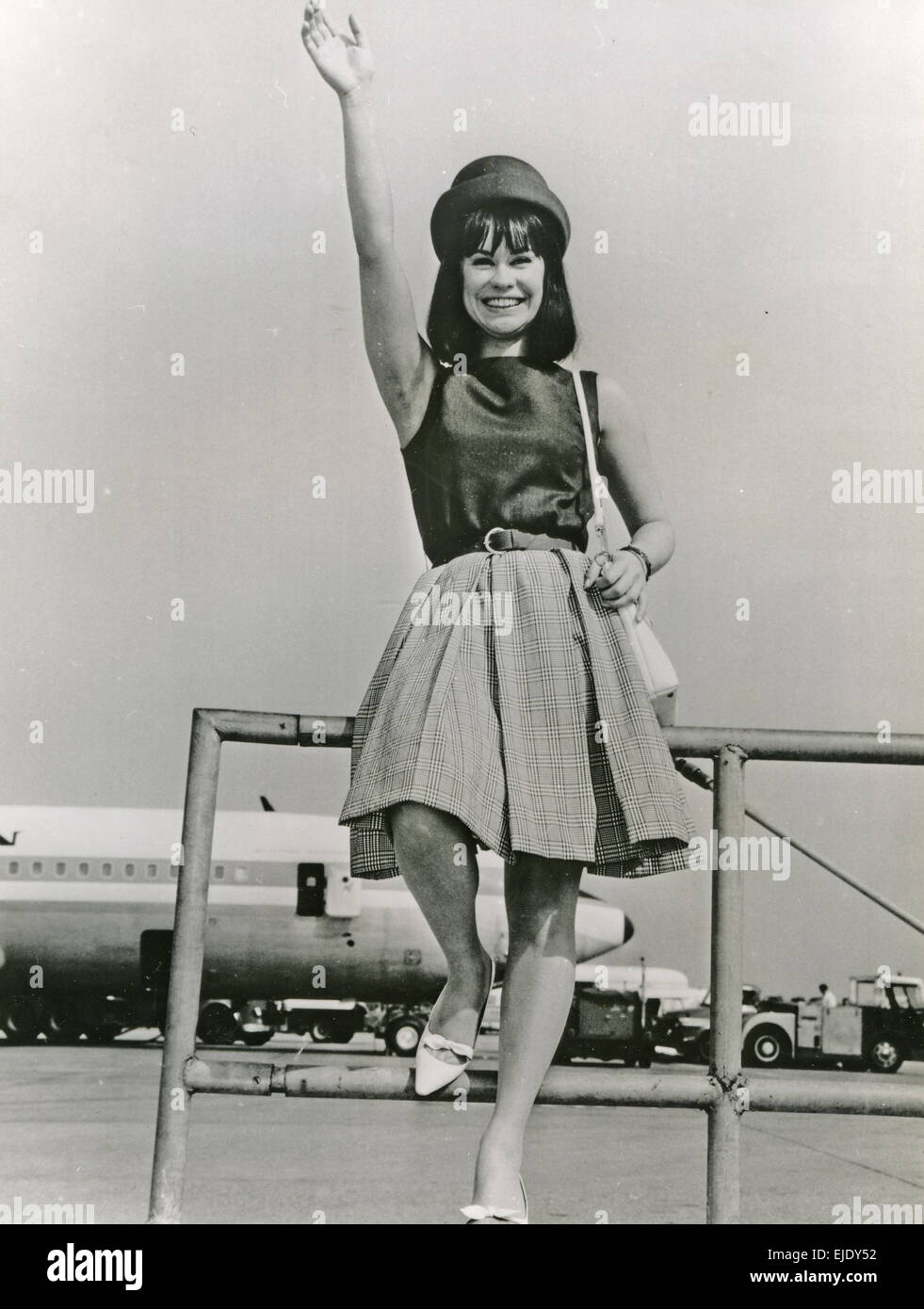 ASTRUD GILBERTO Brazilian samba et la bossa nova singer à l'aéroport de Heathrow en juin 1965 Banque D'Images