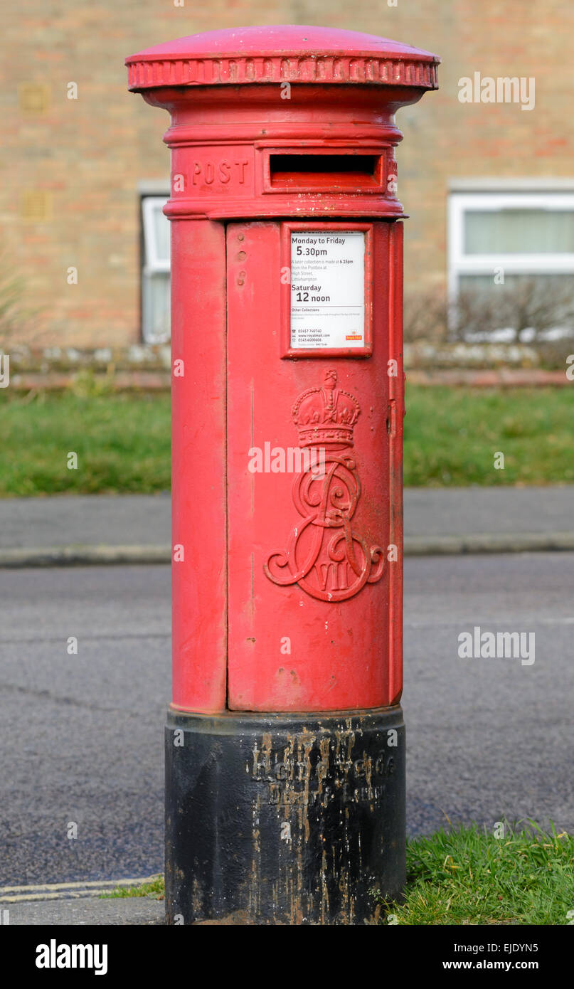 Boite aux lettres rouge. Pilier Fort Royal Mail en Angleterre, Royaume-Uni. Boite aux lettres rouge. Boîte aux lettres rouge. Red letter box. Banque D'Images