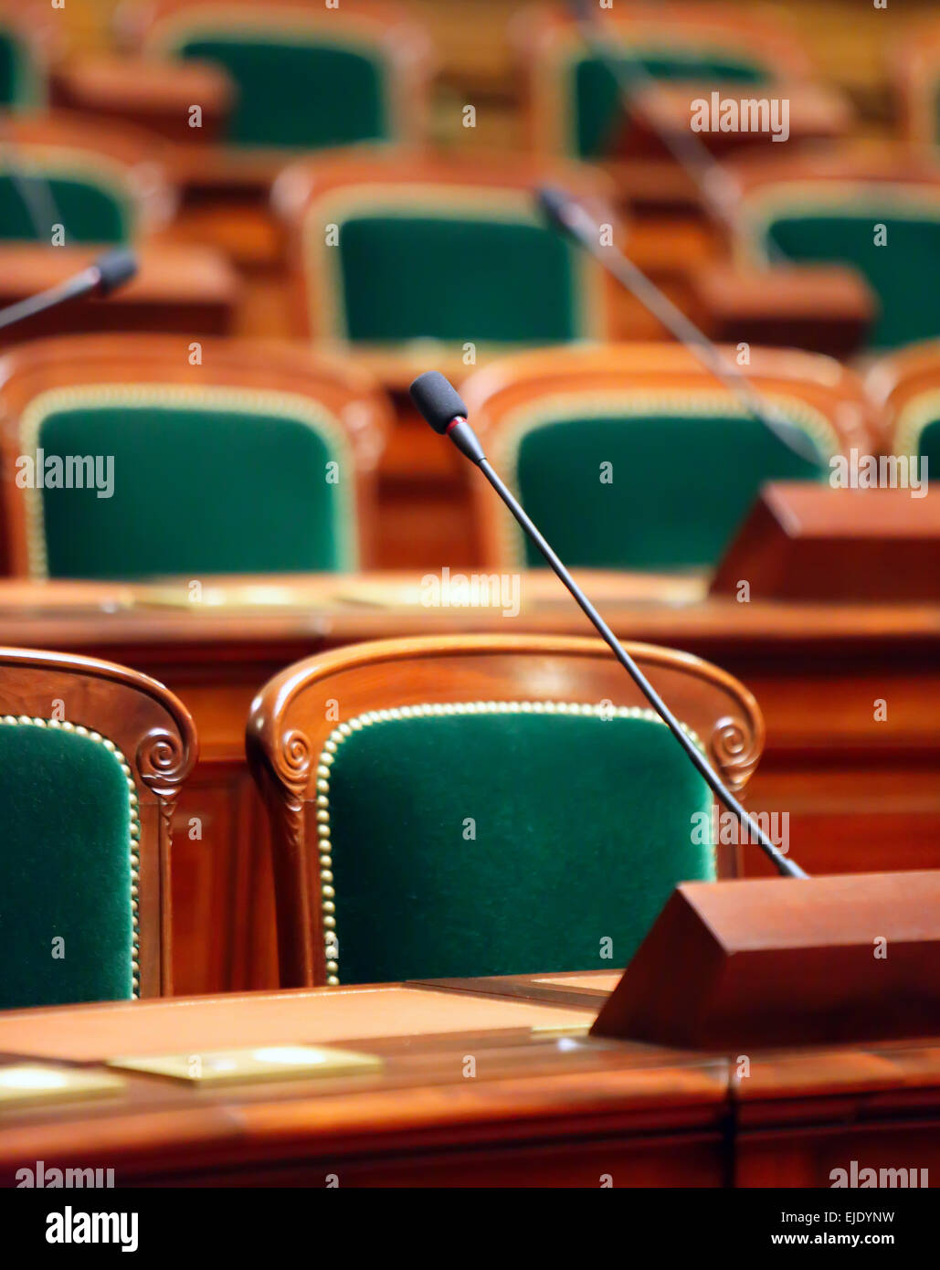 Vintage vide salle des congrès avec des sièges et des microphones. Banque D'Images