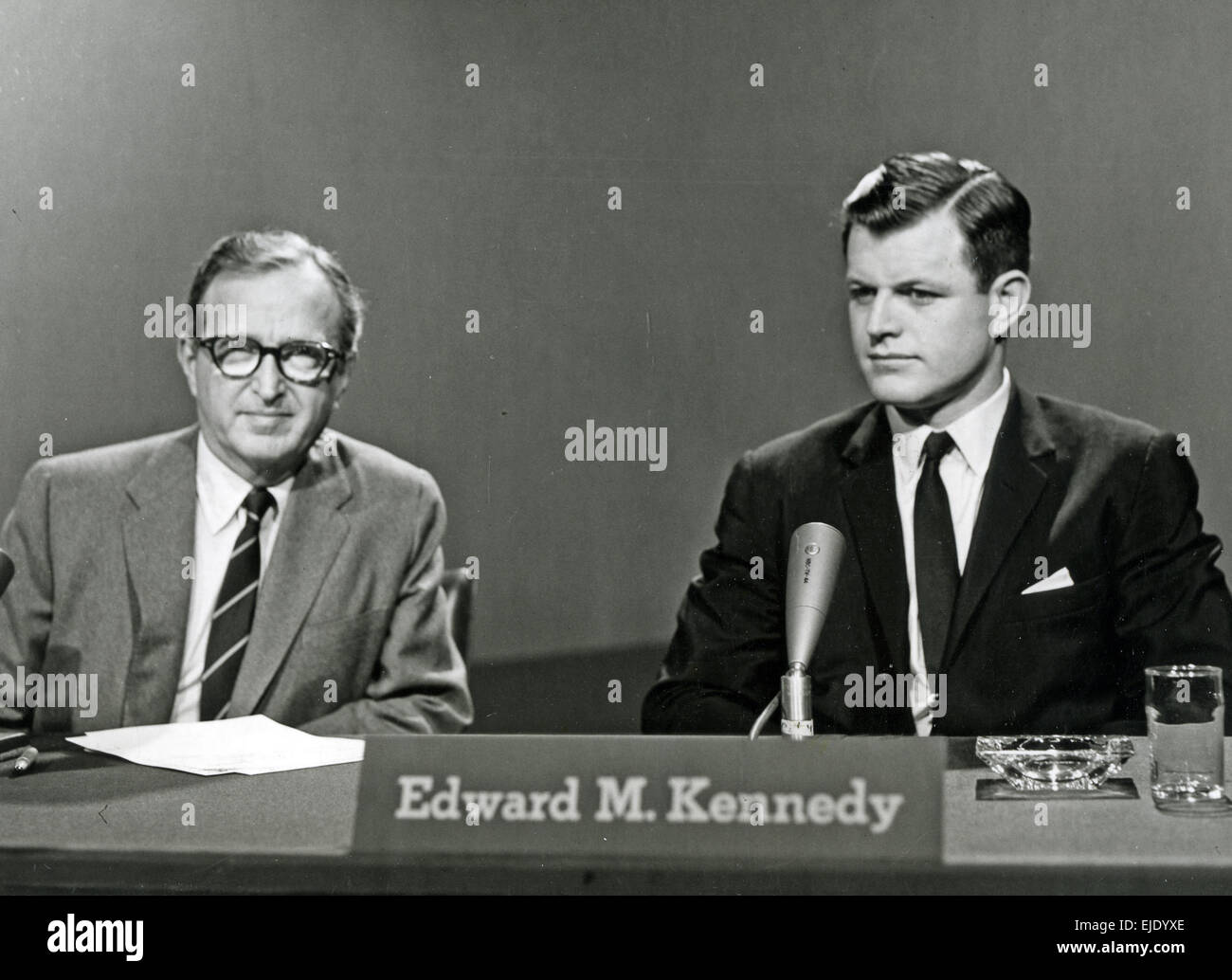 EDWARD KENNEDY à droite sur NBC's Rencontrez la presse programme TV en mars 1962 avec Lawrence Spivak Banque D'Images
