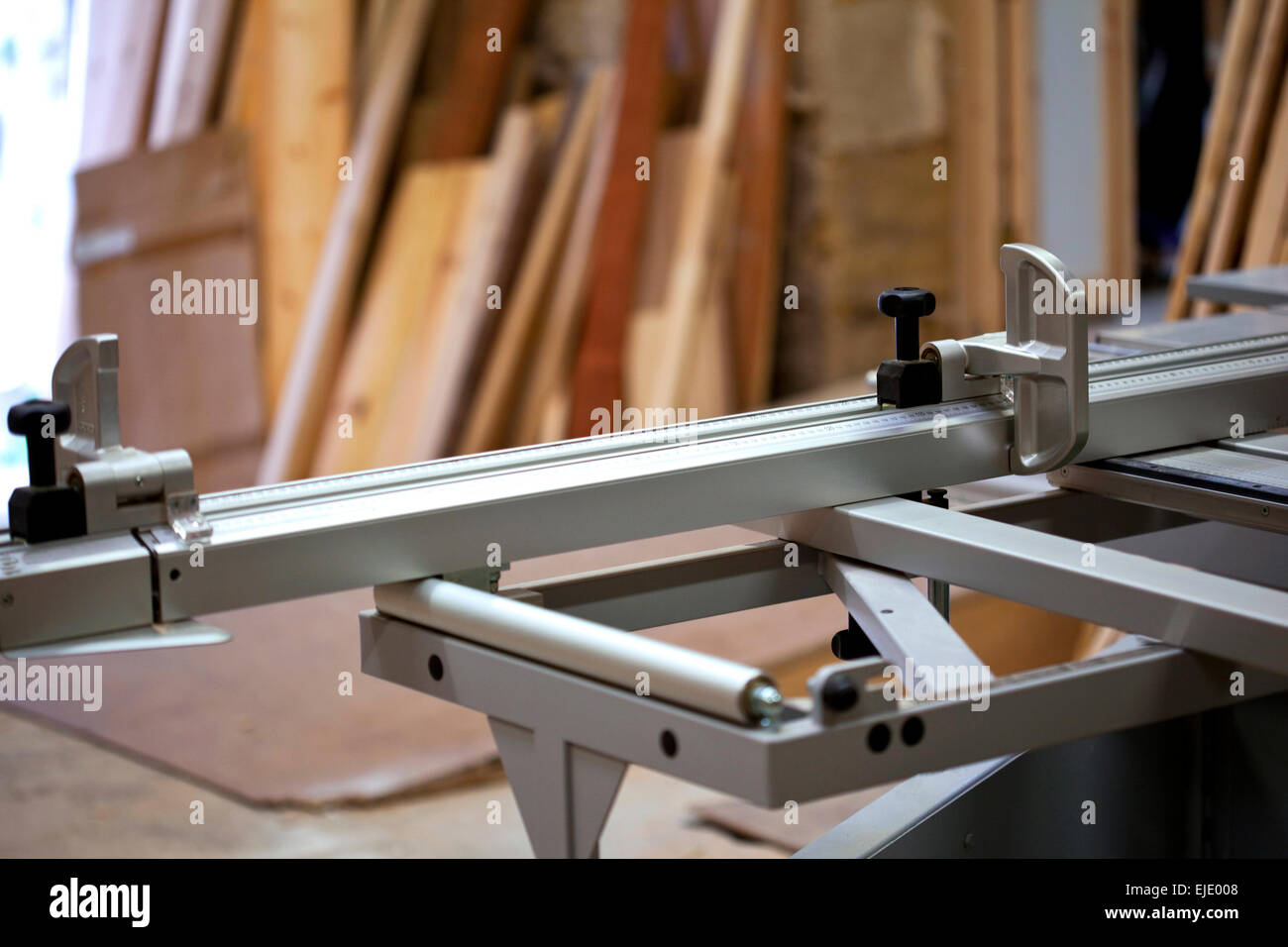 Outils et les planches de bois dans un atelier de menuiserie Banque D'Images