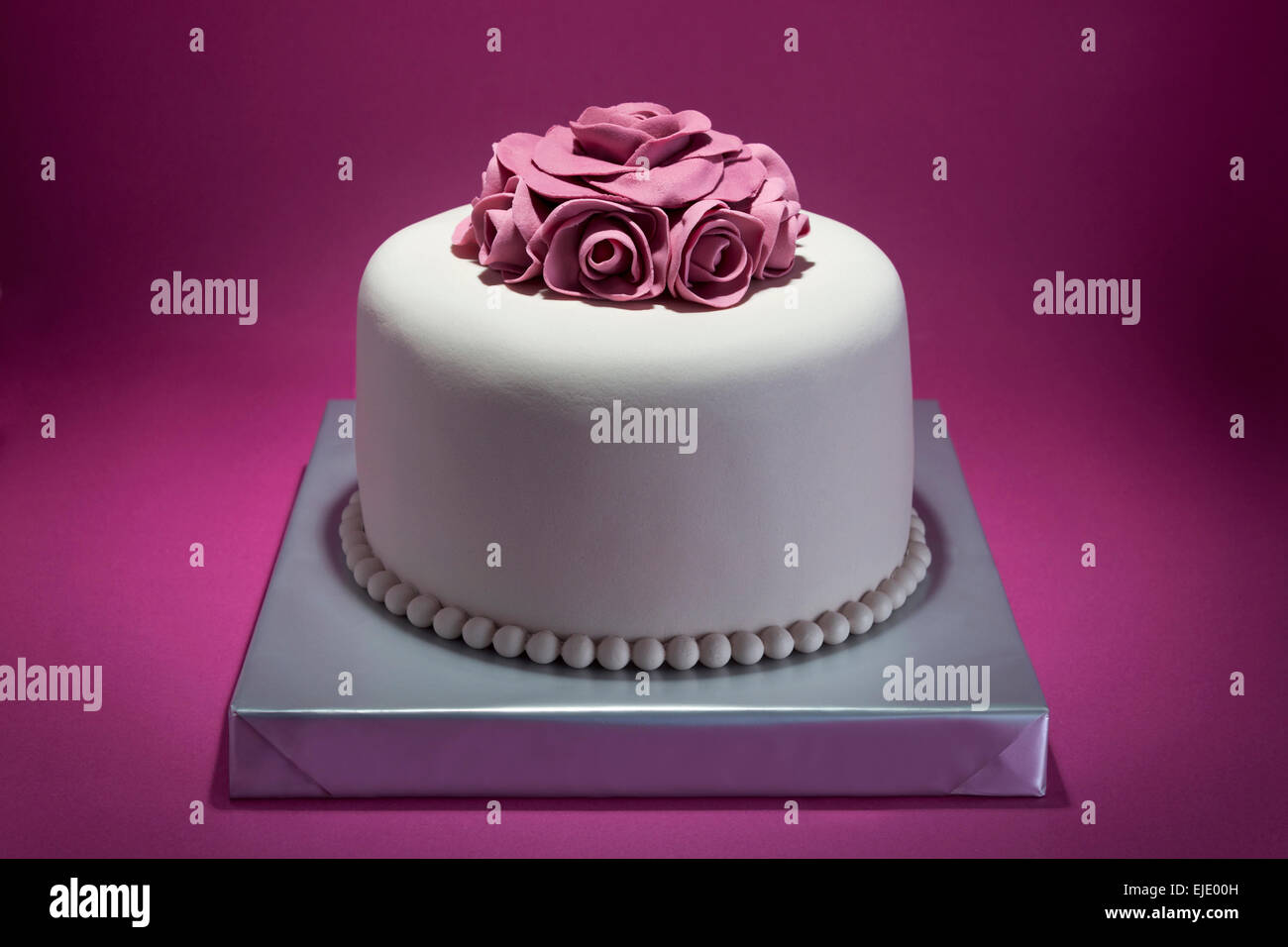 Gateau D Anniversaire Fleurs Photo Stock Alamy