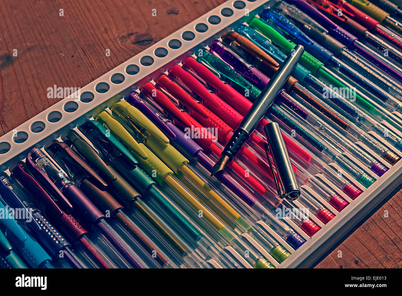 De crayons en look vintage placé sur une table en bois. Banque D'Images