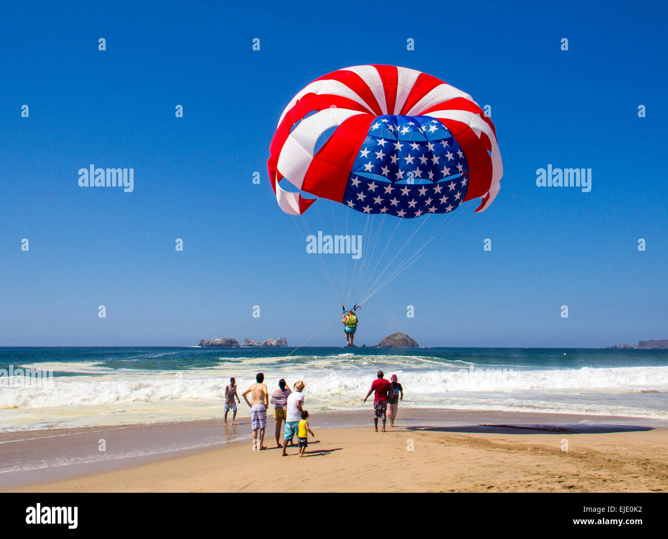 Drapeau américain du parachute ascensionnel sur la plage. Banque D'Images