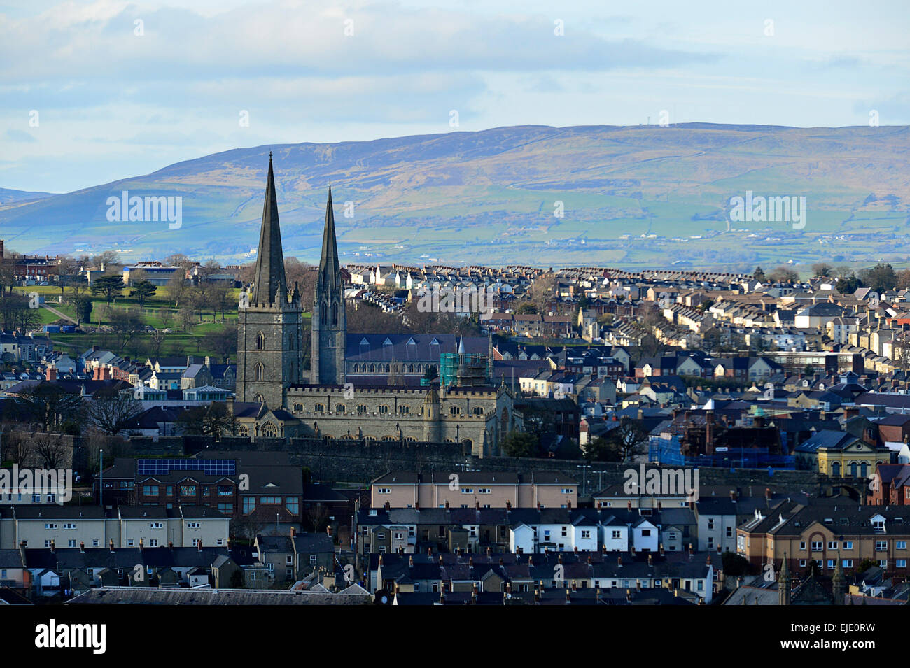 Derry, Londonderry, Skyline et deux cathédrales Banque D'Images