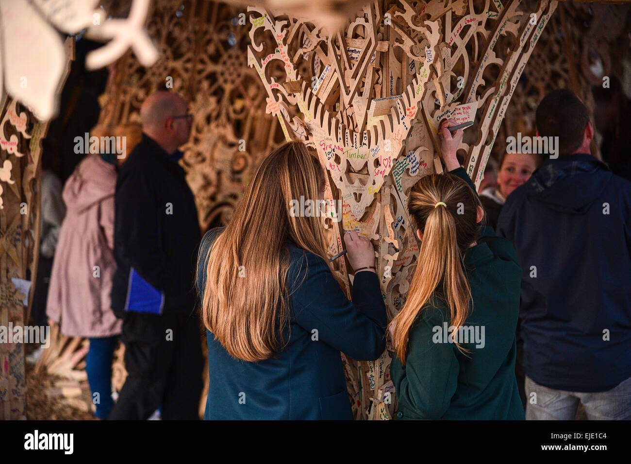 Les visiteurs du 72 pieds de Burning Man en bois Temple construit par l'artiste Californien David Best à Londonderry Banque D'Images