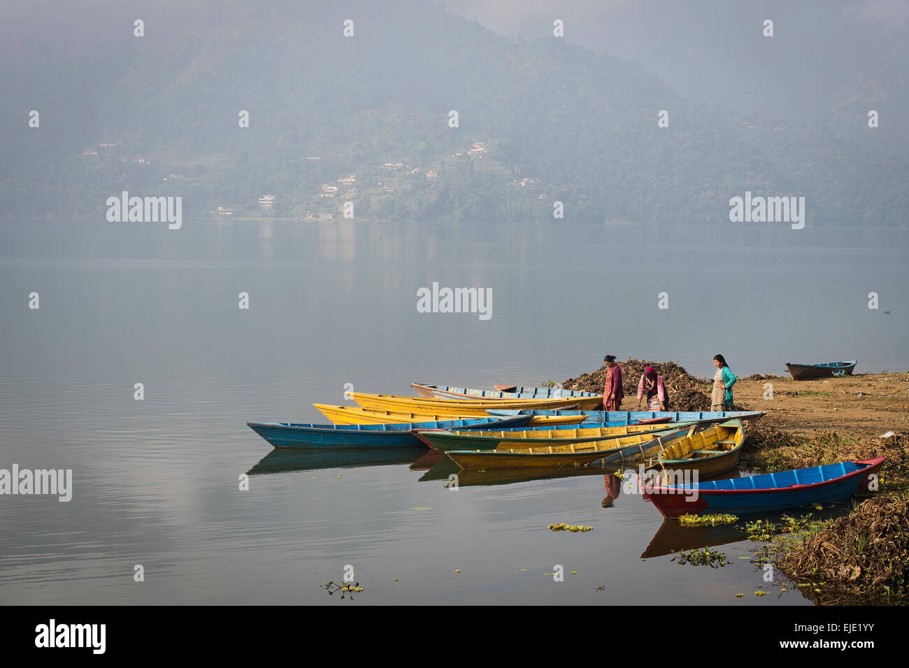 Bateaux dans Lac Phewa, Pokhara, Népal Banque D'Images