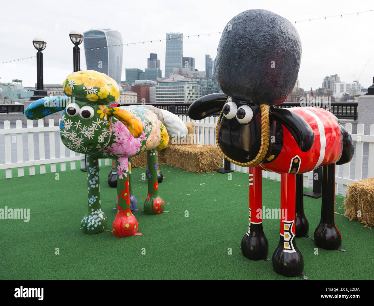 Londres, Royaume-Uni. 24 mars 2015. Les moutons "pétales" conçu par Emily Ketteringham et l 'Yeoman du Baaard' moutons conçu par Vivi Cuevas au Shaun dans la ville Londres lancement. Aardman Animations' 'Shaun les brebis sont parsemés autour de Londres, du samedi 28 mars pour former un sentier arts spécial qui profitera à des milliers d'enfants dans les hôpitaux à travers le Royaume-Uni. Les sculptures ont été conçues par des artistes, designers et des célébrités dont David Gandy, Zayn Malik, Zandra Rhodes et Cath Kidston et seront mis aux enchères après l'exposition se termine le 25 mai. Photo : Bettina S Banque D'Images