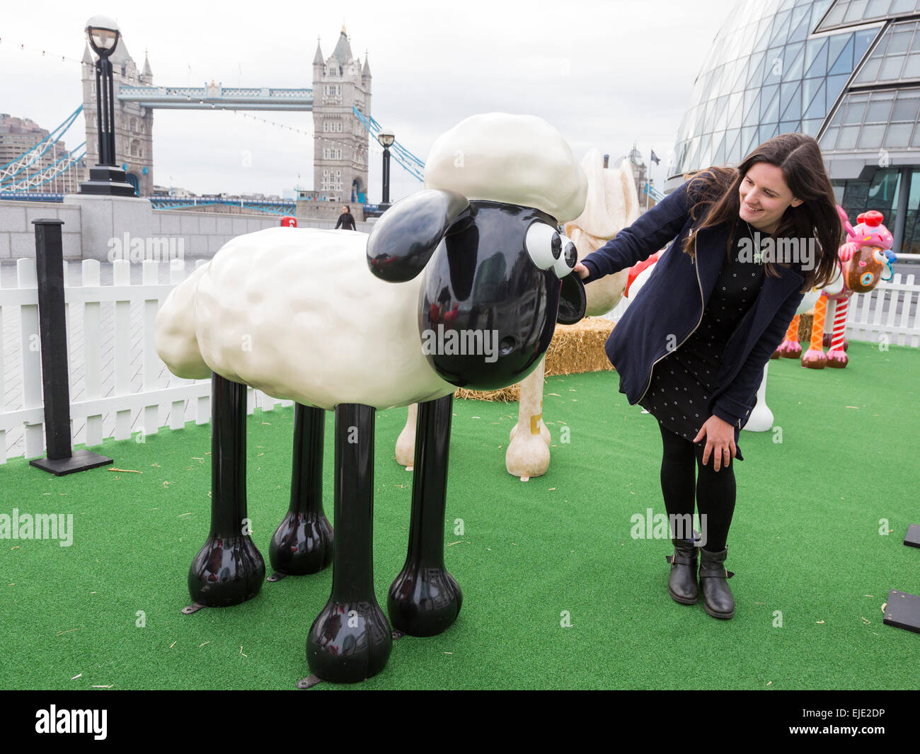 Londres, Royaume-Uni. 24 mars 2015. Une jeune femme regarde les moutons conçus par des artistes et des célébrités à la Shaun dans la ville Londres lancement. Aardman Animations' 'Shaun les brebis sont parsemés autour de Londres, du samedi 28 mars pour former un sentier arts spécial qui profitera à des milliers d'enfants dans les hôpitaux à travers le Royaume-Uni. Les sculptures ont été conçues par des artistes, designers et des célébrités dont David Gandy, Zayn Malik, Zandra Rhodes et Cath Kidston et seront mis aux enchères après l'exposition se termine le 25 mai. Photo : Bettina Strenske Banque D'Images