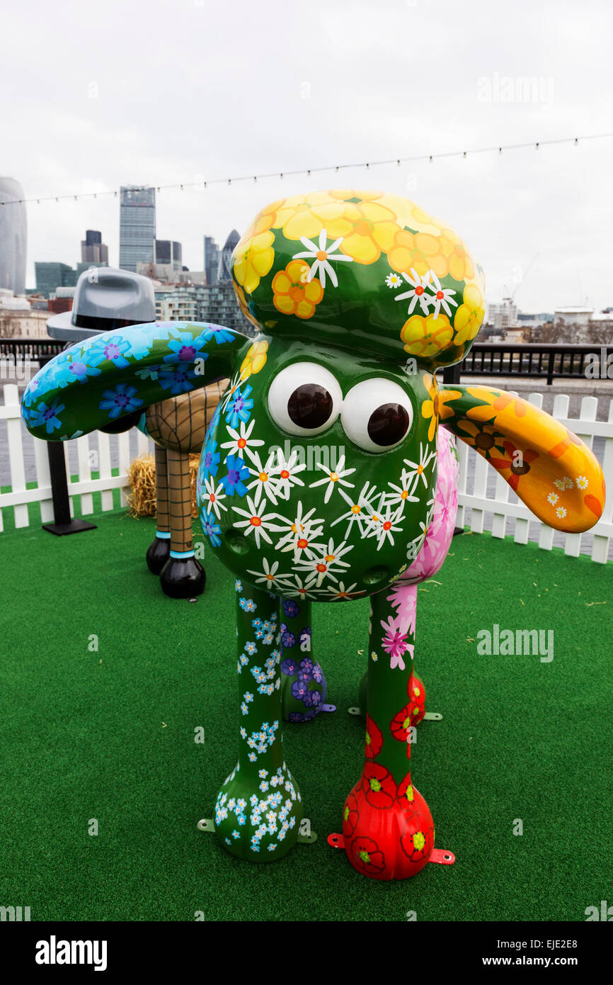 Londres, Royaume-Uni. 24 mars 2015. Les moutons "pétales" conçu par Emily Ketteringham au Shaun dans la ville Londres lancement. Aardman Animations' 'Shaun les brebis sont parsemés autour de Londres, du samedi 28 mars pour former un sentier arts spécial qui profitera à des milliers d'enfants dans les hôpitaux à travers le Royaume-Uni. Les sculptures ont été conçues par des artistes, designers et des célébrités dont David Gandy, Zayn Malik, Zandra Rhodes et Cath Kidston et seront mis aux enchères après l'exposition se termine le 25 mai. Photo : Bettina Strenske Banque D'Images