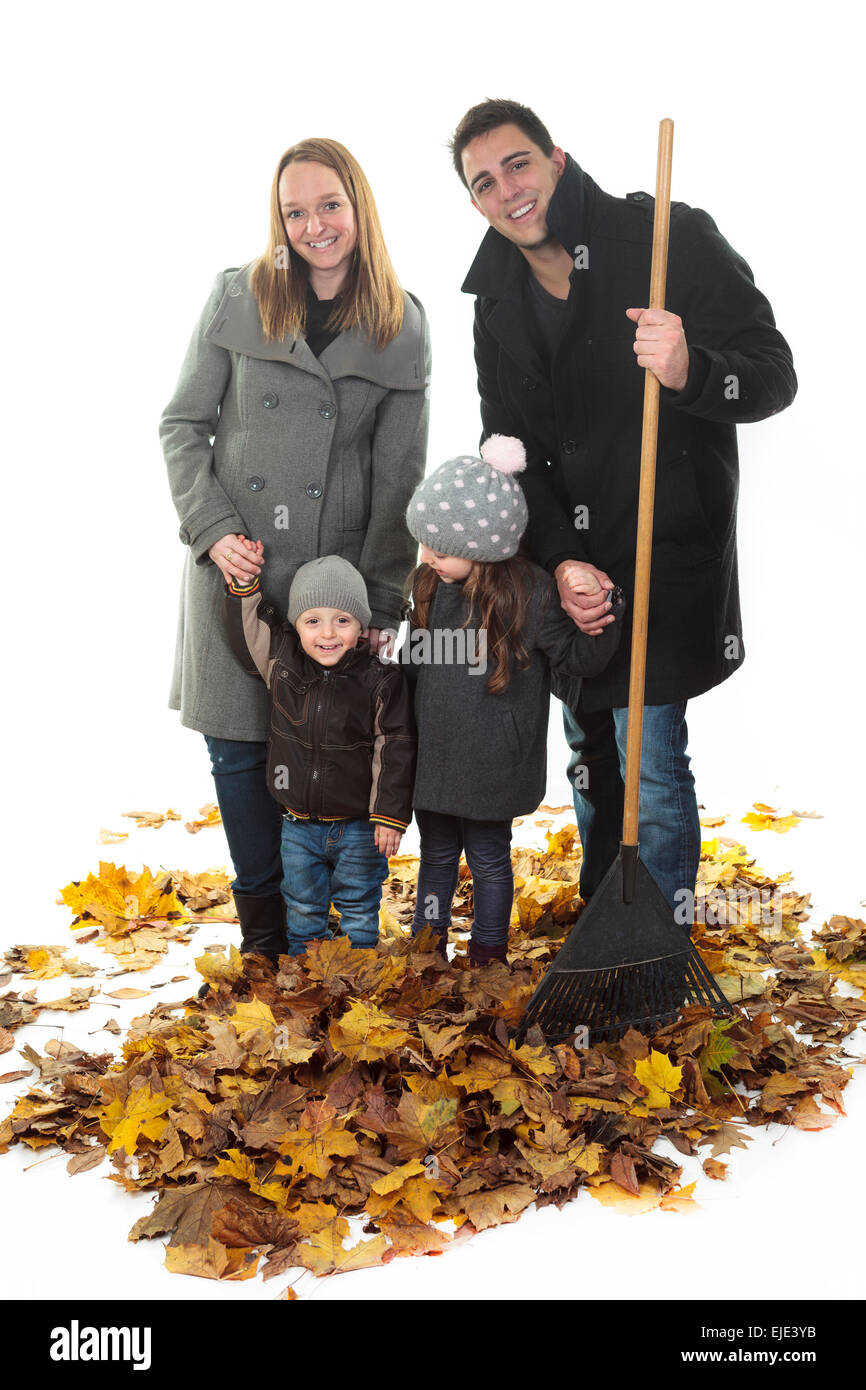 Une bonne famille d'automne avec du plomb sur studio fond blanc Banque D'Images
