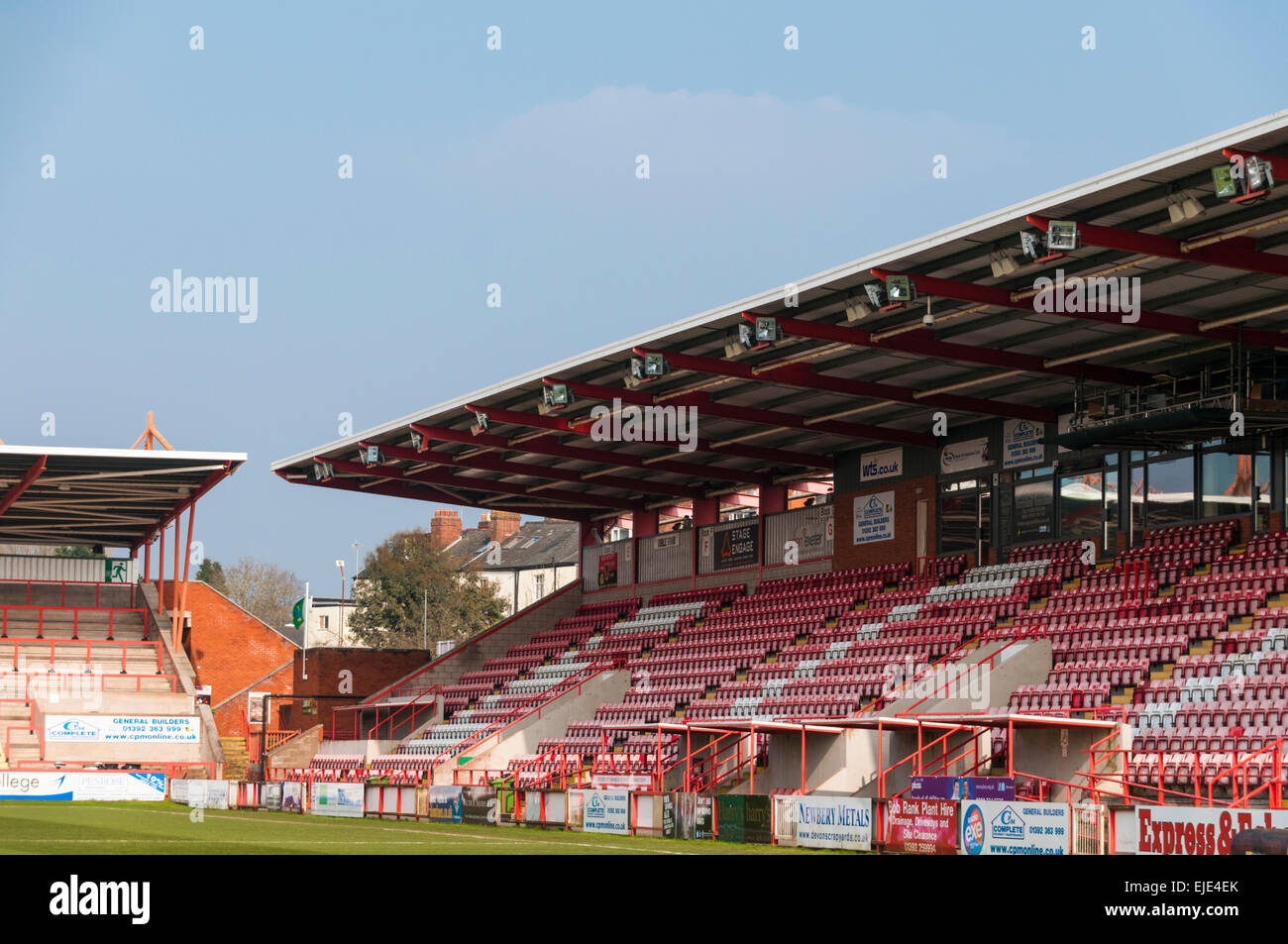 Sièges vides et se tenir dans le stade de football de la ville d'Exeter à St James Park Banque D'Images