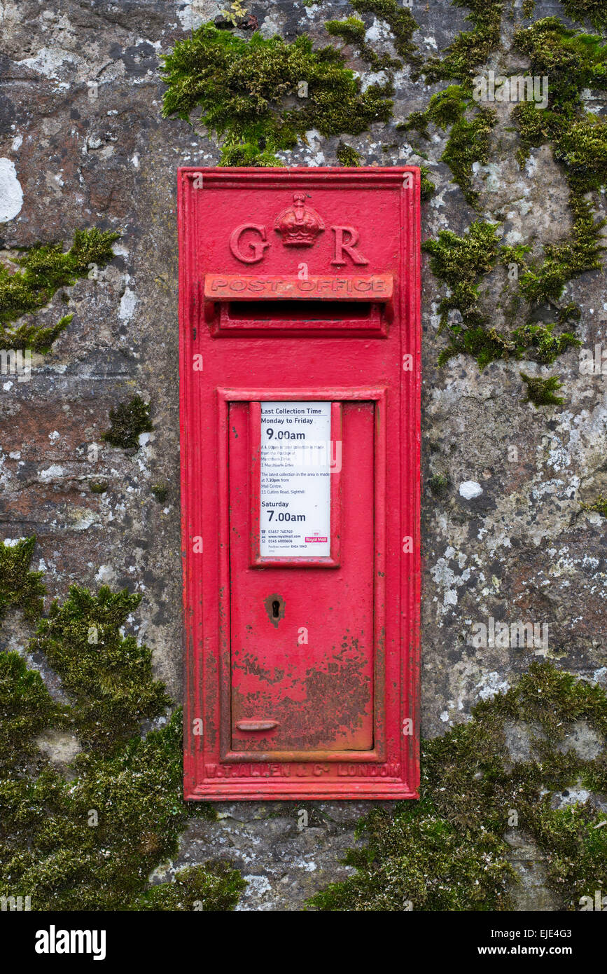 Boite aux lettres rouge du règne du roi George V situé dans un mur couvert  de mousse à Balerno dans la banlieue d'Édimbourg Photo Stock - Alamy